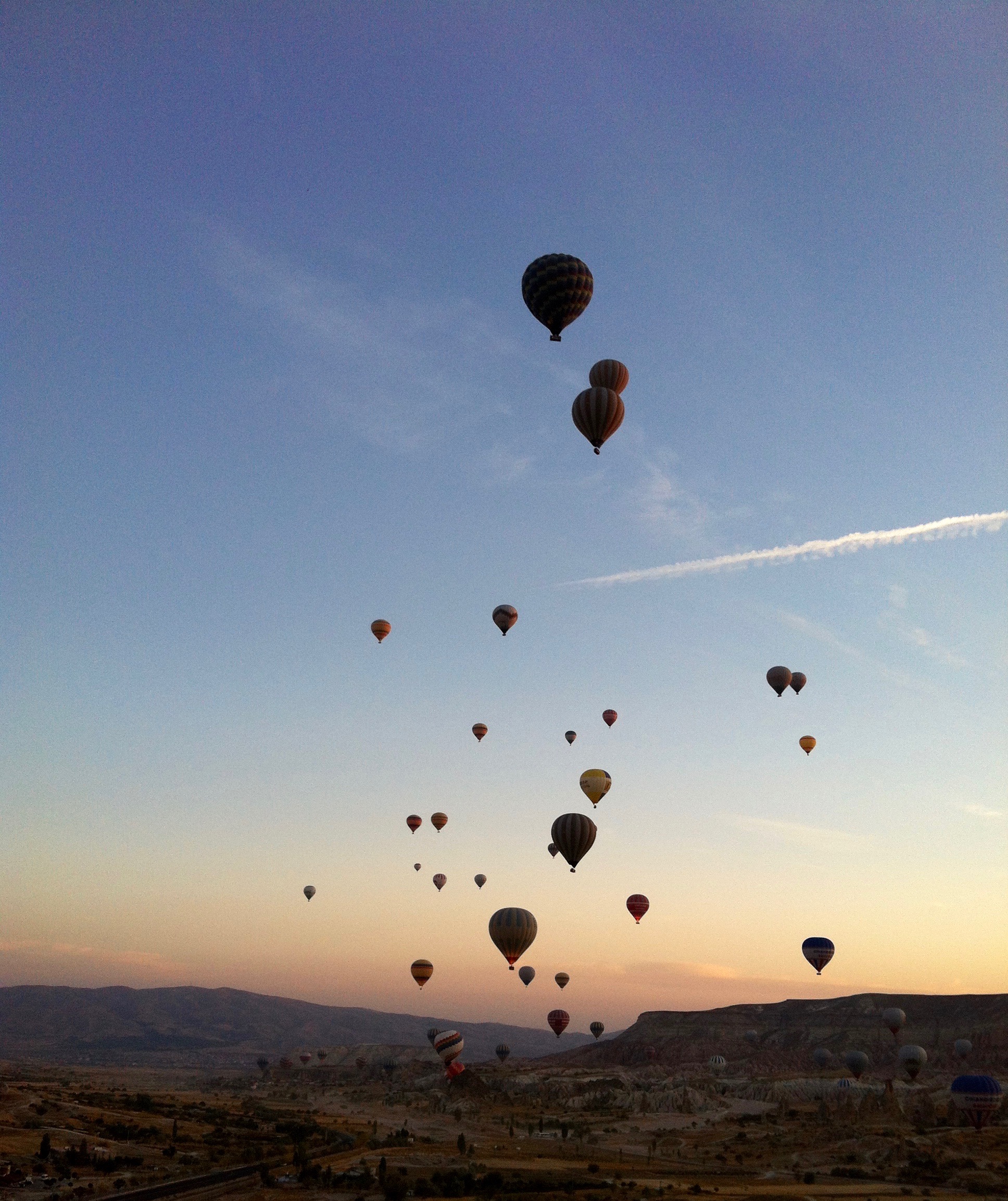 Heißluftballon bei Sonnenaufgang