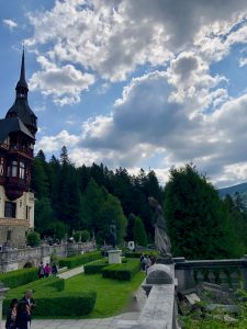Der Schlosspark Peles Schloss Rumänien