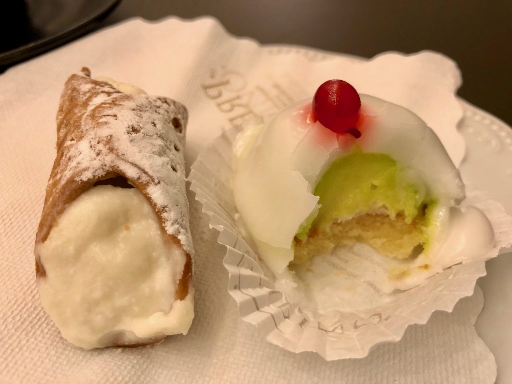 Sizilianisches Essen: Canollo und Cassatella di Sant'Agata