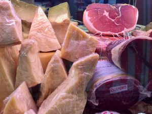 Essen auf Sizilien: Parmesan und Schinken