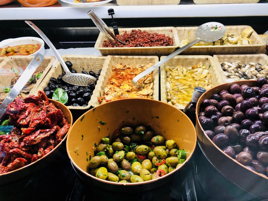 Sizilianische Delikatessen und getrocknete Tomaten