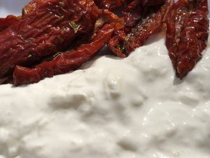 Essen auf Sizilien Burrata und getrocknete Tomaten