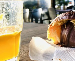 Essen auf Sizilien Spremuta und Cornetto