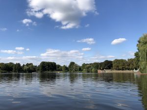 Stadtpark mit Blick auf Stadtparkbad Hamburg