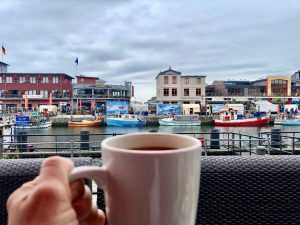 Kaffee mit Blick auf Fischmarkt Warnemünde