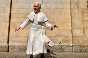 Papst auf Skateboard Pietrasanta