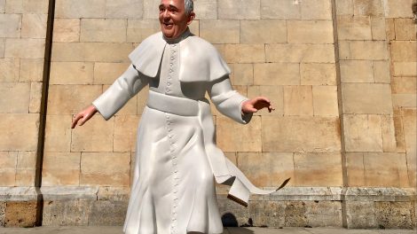 Papst auf Skateboard Pietrasanta